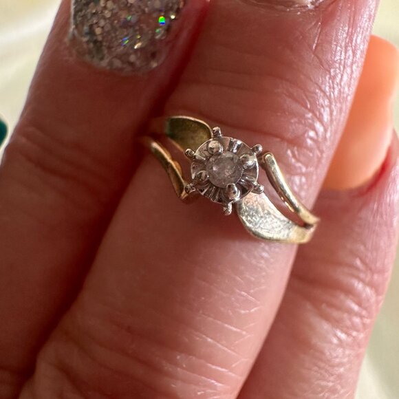 Vintage Gold-Toned Solitaire Diamond Ring W/ Elegant Band 10KT 1.64 GR SZ 7 3/4 - Picture 5 of 10